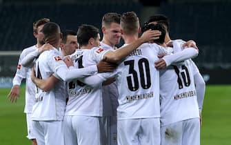GERMANY SOCCER BUNDESLIGA epa08958770 Nico Elvedi (C) of Gladbach celebrates with his teammates after he scored his tream's 2nd goal during the German Bundesliga soccer match between Borussia Moenchengladbach and Borussia Dortmund at Borussia-Park in Moenchengladbach, Germany, 22 January 2021. EPA/LARS BARON / POOL CONDITIONS - ATTENTION: The DFL regulations prohibit any use of photographs as image sequences and/or quasi-video.