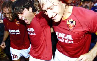L'attaccante della Roma, Vincenzo Montella (C), esulta con i compagni di squadra Gabriel Omar Batistuta (S) e Francesco Totti dopo la conquista dello scudetto, in una immagine del 17 giugno 2001.ANSA/BIANCHI