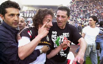 Alex del Piero festeggia il 26° scudetto bianconero subito dopo la vittoria per 2-0 a Udine che lo sancisce, in contemporanea con la sconfitta dell'Inter sul campo della Lazio, 5 maggio 2002. ANSA