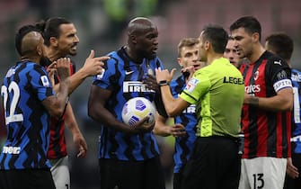 Arturo Vidal, Romelu Lukaku and Nicolo Barella of Internazionale protest to referee Maurizio Mariani following a consultation with the VAR and subsequent decision to disallow the previously awarded penalty as Alessio Romagnoli and Zlatan Ibrahimovic of AC Milan also makes their feelings heard during the Serie A match at Giuseppe Meazza, Milan. Picture date: 17th October 2020. Picture credit should read: Jonathan Moscrop/Sportimage via PA Images