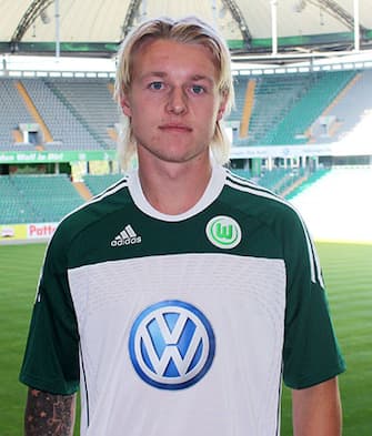 epa02242273 VfL Wolfsburg new signing Simon Kjaer is presented to the media in Wolfsburg, Germany, 8 July 2010. The 21 year old Danish player signed a four-year contract with the German club.  EPA/Christian Lasrich editorial use only