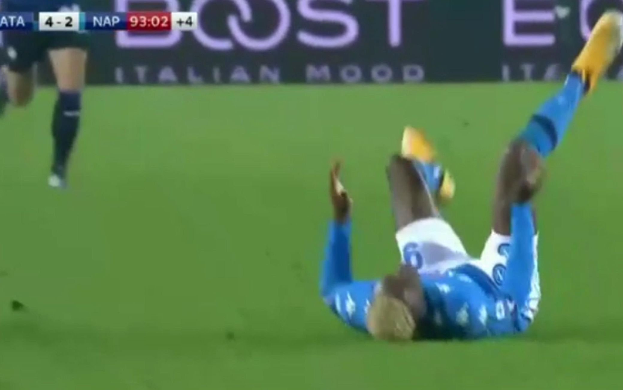 Il momento della caduta di Osimhen L'Infortunio di Osimhen in Atalanta-Napoli