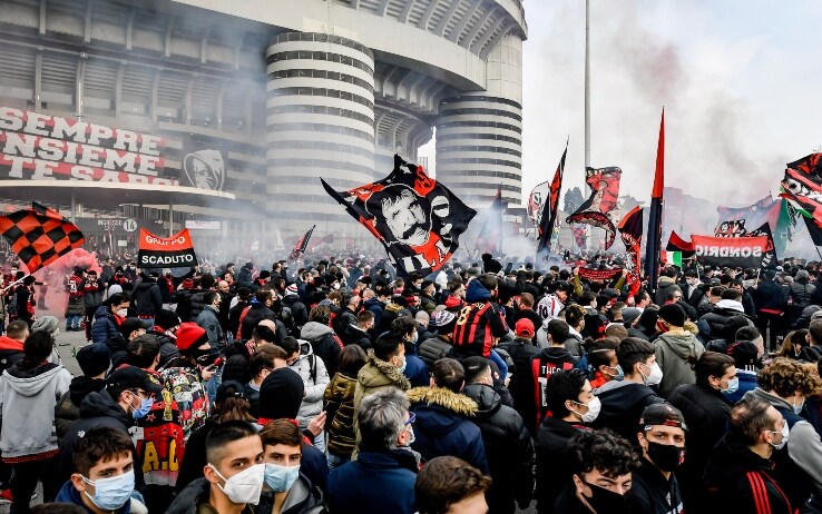 I tifosi del Milan assembrati prima del derby I tifosi del Milan assembrati prima del derby
