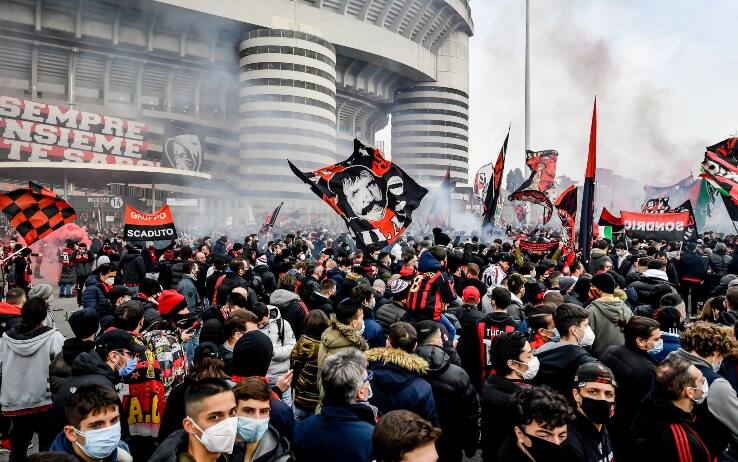 I tifosi del Milan assembrati prima del derby