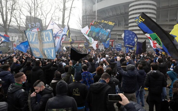 Tifosi dell'Inter fuori dal Meazza prima del derby