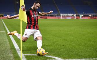 MILAN, ITALY - November 08, 2020: Hakan Calhanoglu of AC Milan takes a corner kick during the Serie A football match between AC Milan and Hellas Verona. The match ended 2-2 tie. (Photo by NicolÃ² Campo/Sipa USA)