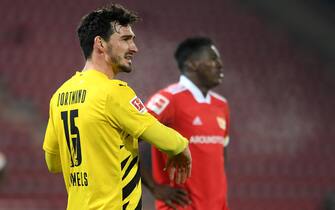 epa08892656 Dortmund's Mats Hummels (L) reacts during the German Bundesliga soccer match between 1. FC Union Berlin and Borussia Dortmund in Berlin, Germany, 18 December 2020.  EPA/ANNEGRET HILSE / POOL CONDITIONS - ATTENTION: The DFL regulations prohibit any use of photographs as image sequences and/or quasi-video.