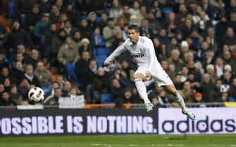epa02614084 A picture made available on 04 March 2011 shows Real Madrid's Portuguese striker Cristiano Ronaldo in action during the Spanish Liga Primera Division soccer match against Malaga CF at the Santiago Bernabeu stadium, in Madrid, Spain, 03 March 2011. Real won the match 7-0.  EPA/FERNANDO ALVARADO