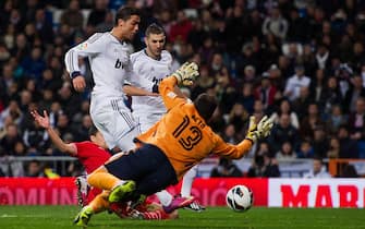 MADRID, SPAIN - FEBRUARY 09: Cristiano Ronaldo (L) of Real Madrid CF scores their fourth goal as goalkeeper Antonio Alberto Bastos alias Beto (R) of Sevilla FC tries to stop it during the La Liga match between Real Madrid CF and Sevilla FC at Estadio Santiago Bernabeu on February 9, 2013 in Madrid, Spain. (Photo by Gonzalo Arroyo Moreno/Getty Images)