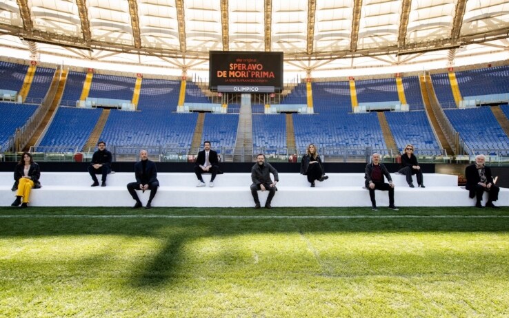 Il cast della serie tv Sky Original allo stadio Olimpico di Roma dove è stata presentato "Speravo de morì prima" Cast serie tv
