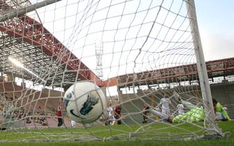 Catania's goalkepeer Pietro Terracciano (R) looks the ball after Brazilian forward of Cagliari Thiago Ribeiro (not seen) scored the goal during the Italian Serie A soccer match Cagliari Calcio vs Catania Calcio at Nereo Rocco stadium in Trieste, Italy, 24 April 2012.
ANSA/ANDREA LASORTE