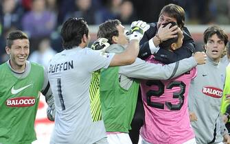 Italian forward of Juventus, Marco Borriello, jubilates with his Italian head coach Antonio Conte and his teammates after scoring the goal during the Italian Serie A soccer match AC Cesena vs Juventus FC at Dino Manuzzi stadium in Cesena, Italy, 25 April 2012.  
ANSA/MAURIZIO BRAMBATTI 