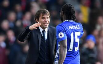 LONDON, ENGLAND - FEBRUARY 04:  Antonio Conte, manager of Chelsea shakes hands with Victor Moses of Chelsea during the Premier League match between Chelsea and Arsenal at Stamford Bridge on February 4, 2017 in London, England.  (Photo by Darren Walsh/Chelsea FC via Getty Images)