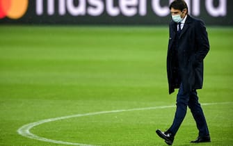 epa08853592 Interâ  s head coach Antonio Conte walks on the pitch of Borussia-Park in Moenchengladbach, Germany, 30 November 2020, on the eve of their UEFA Champions League group B soccer match against Borussia Moenchengladbach.  EPA/SASCHA STEINBACH