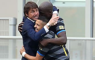 Inter Milan s coach Antonio Conte (L) jubilates with his players after the goal scored by Matteo Darmian during the Italian serie A soccer match between FC Inter  and Hellas Verona at Giuseppe Meazza stadium in Milan, 25  April 2021.
ANSA / MATTEO BAZZI