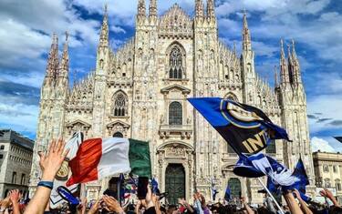 Scudetto Inter, tifosi in festa in Piazza Duomo