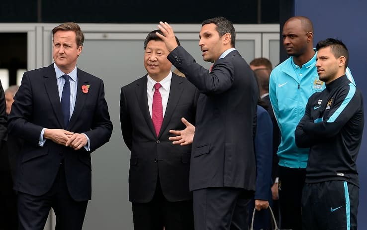 Il presidente cinese Xi Jinping con David Cameron e i giocatori del City
