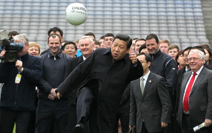Xi Jinping calcia un pallone durante una visita diplomatica in Irlanda Xi Jinping calcia un pallone durante una visita diplomatica in Irlanda