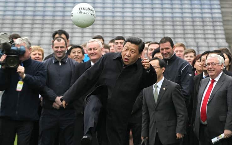 Xi Jinping calcia un pallone durante una visita diplomatica in Irlanda