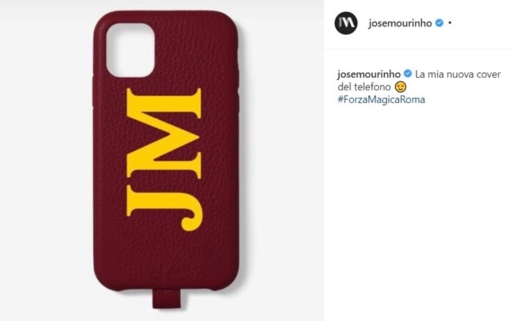 La nuova "cover" di Mourinho e l'hashtag che più giallorosso non si può: #ForzaMagicaRoma La cover di Mourinho