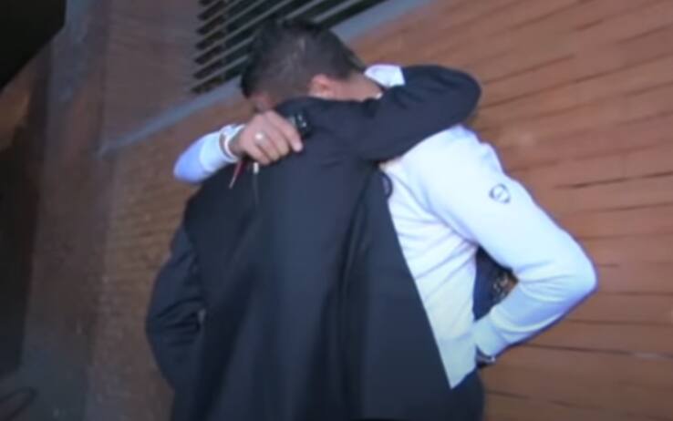 L'abbraccio tra Materazzi e Mourinho dopo la Champions vinta a Madrid