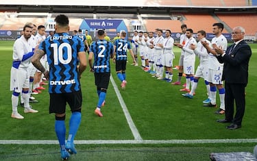 MILAN, ITALY - MAY 08: Players of Sampdoria  congratulate players of Internazionale on winning the Serie A title before the Serie A match between FC Internazionale  and UC Sampdoria at Stadio Giuseppe Meazza on May 08, 2021 in Milan, Italy. Sporting stadiums around Italy remain under strict restrictions due to the Coronavirus Pandemic as Government social distancing laws prohibit fans inside venues resulting in games being played behind closed doors. (Photo by Claudio Villa - Inter/Inter via Getty Images)
