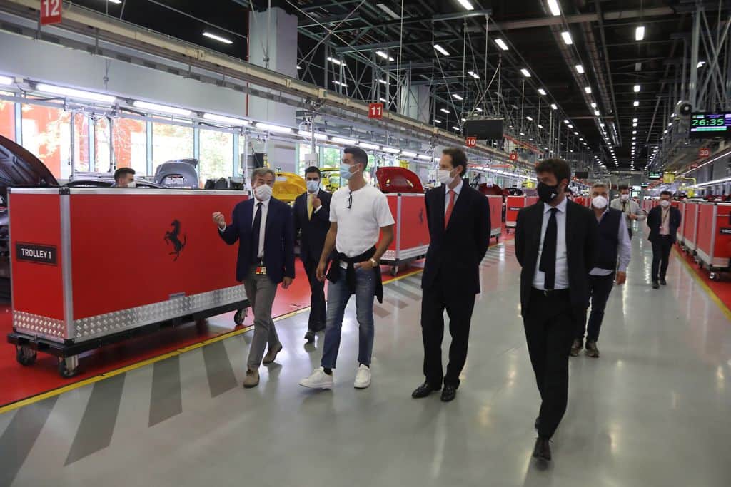 Cristiano Ronaldo visita lo stabilimento della Ferrari