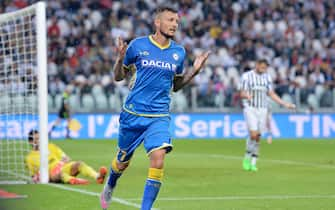 Udinese's Cyril Thereau jubilates after scoring the winning goal against Juventus during the Italian Serie A soccer match Juventus-Udinese at Juventus stadium in Turin, Italy, 23 August 2015. Udinese won 1-0. ANSA/ ALESSANDRO DI MARCO