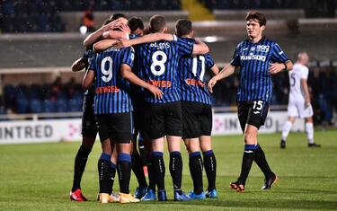 Atalanta's Luis Muriel celebrates with his teammates after scoring a goal during the Italian Serie A soccer match Atalanta BC vs Benevento at the Gewiss Stadium in Bergamo, Italy, 12 May 2021.
ANSA/PAOLO MAGNI