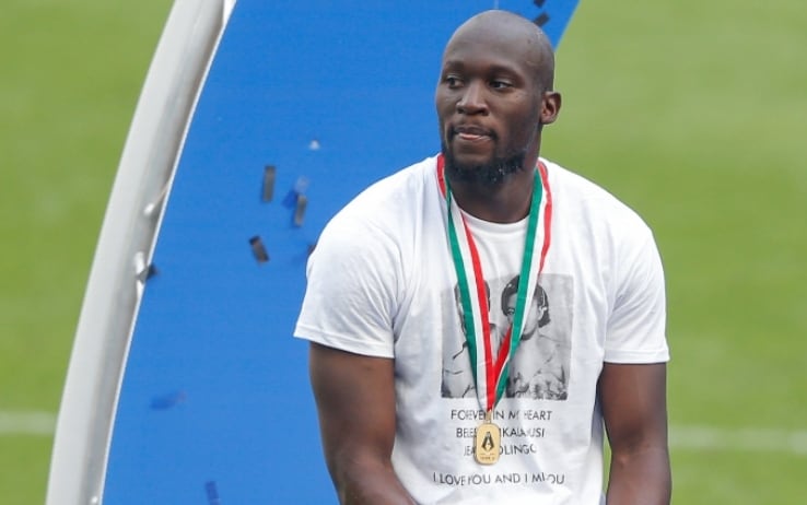 Lukaku con la maglia dedicata ai nonni, con la scritta "Forever in my heart" sotto la loro foto Lukaku maglia