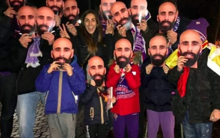 Rocio Rodriguez e i tifosi viola con la maschera del marito il giorno del ritorno a Firenze nel 2018