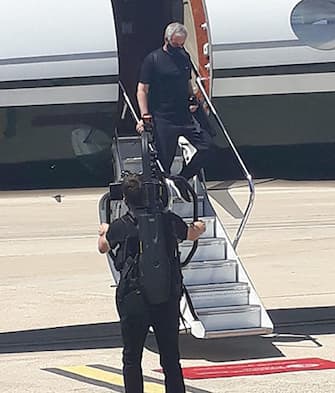 Jose' Mourinho è arrivato a Roma.  Il volo privato con a bordo il nuovo tecnico dei giallorossi, un Gulfstream G650, è atterrato all'aeroporto di Ciampino alle 14.33. Appena sceso dall'aereo, il portoghese e' stato accoltodall'entourage del club che gli ha consegnato una sciarpa giallorossa, subito messa al collo, 2 luglio 2021. ANSA/STRINGER