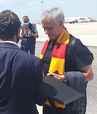 Jose' Mourinho è arrivato a Roma.  Il volo privato con a bordo il nuovo tecnico dei giallorossi, un Gulfstream G650, è atterrato all'aeroporto di Ciampino alle 14.33. Appena sceso dall'aereo, il portoghese e' stato accoltodall'entourage del club che gli ha consegnato una sciarpa giallorossa, subito messa al collo, 2 luglio 2021. ANSA/STRINGER