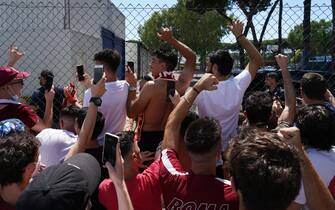 Tifosi attendono l'arrivo di Mourinho all'aeroporto di Ciampino (Roma), 2 luglio 2021. ANSA/ TELENEWS