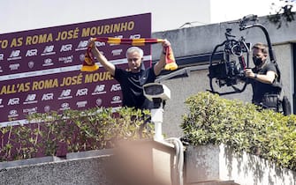Jose' Mourinho con una sciarpa giallorossa al suo arrivo a Roma, 2 luglio 2021. ANSA/ MASSIMO PERCOSSI