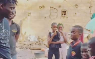 Roma, Darboe insegna l'inno ai bambini del Gambia