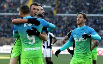 Inter's players jubilates after scoring the goal (1-1) during the Italian Serie A soccer match Udinese Calcio vs Inter at Friuli stadium in Udine, Italy, 8 January 2017. ANSA/ALBERTO LANCIA