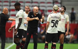 NICE, FRANCE - JULY 31: Ac Milan Coach Stefano Pioli gives instructions to his players during the Pre-Season Friendly match between OGC Nice v AC Milan at Allianz Riviera on July 31, 2021 in Nice, France. (Photo by Claudio  Villa/AC Milan via Getty Images)