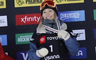 epa07353767 Chloe Kim of USA, first place finisher celebrates on the podium after the Snowboard Halfpipe at Park City Mountain for the FIS World Championships in Park City, Utah, USA, 08 February 2019.  EPA/JEFF SWINGER