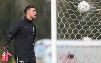 EZEIZA, ARGENTINA - JUNE 30: Juan Musso goalkeeper of Argentina looks at the ball during a training session at Argentine Football Association (AFA) 'Julio Humberto Grondona' training camp on June 30, 2021 in Ezeiza, Argentina. (Photo by Gustavo Pagano/Getty Images)