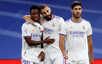 epa09482371 Real Madrid's striker Karim Benzema (C) celebrates with teammates Vinicius Jr (L) and Marco Asensio (R) after scoring the 1-0 goal  during the Spanish LaLiga soccer match between Real Madrid and RCD Mallorca held at Santiago Bernabeu stadium in Madrid, central Spain, 22 September 2021.  EPA/Juanjo Martin