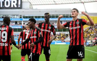 GERMANY SOCCER BUNDESLIGA epa09461301 Leverkusen's Patrik Schick (R) celebrates with teammates after scoring the 2-1 lead during the German Bundesliga soccer match between Bayer Leverkusen and Borussia Dortmund in Leverkusen, Germany, 11 September 2021. EPA/SASCHA STEINBACH CONDITIONS - ATTENTION: The DFL regulations prohibit any use of photographs as image sequences and/or quasi-video.