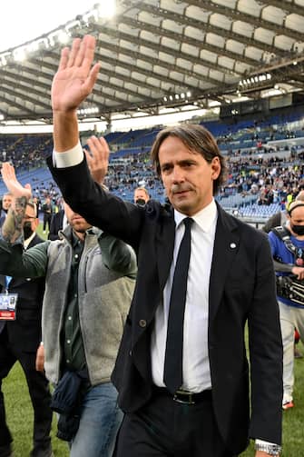 ROME, ITALY - OCTOBER 16: FC Internazionale head coach Simone Inzaghi greets his former fans before the Serie A match between SS Lazio and FC Internazionale at Stadio Olimpico on October 16, 2021 in Rome, Italy. (Photo by Marco Rosi - SS Lazio/Getty Images)