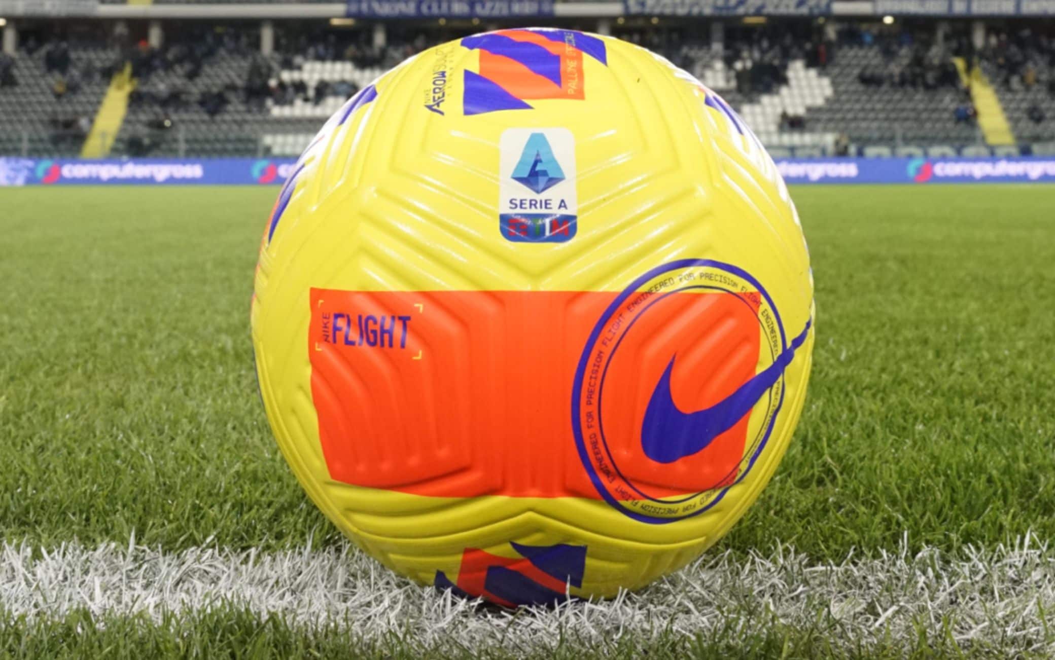 Serie A, debutta il nuovo pallone ad alta visibilità. LE FOTO