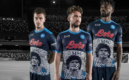 Il Napoli ricorda Maradona con una maglia speciale
