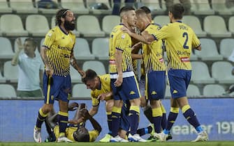 MODENA, ITALY - SEPTEMBER 06: Roberto Ogunseye (bottom) of Modena FC celebrates after scoring his team's first goal with his teammates during the Serie C match between Modena FC and AC Reggiana at Alberto Braglia Stadium on September 06, 2021 in Modena, Italy. (Photo by Emmanuele Ciancaglini/Getty Images)
