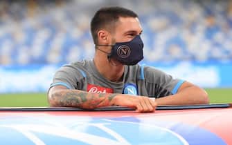 NAPLES, ITALY - JULY 05: Matteo Politano of Napoli looks on wearing a mask prior to the Serie A match between SSC Napoli and  AS Roma at Stadio San Paolo on July 5, 2020 in Naples, Italy.  (Photo by SSC NAPOLI/SSC NAPOLI via Getty Images)