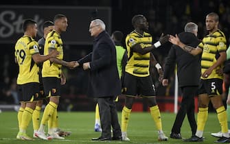 epa09594207 Watford's manager Claudio Ranieri (C) celebrates with his players after winning the English Premier League soccer match between Watford FC and Manchester United in Watford, Britain, 20 November 2021.  EPA/VICKIE FLORES EDITORIAL USE ONLY. No use with unauthorized audio, video, data, fixture lists, club/league logos or 'live' services. Online in-match use limited to 120 images, no video emulation. No use in betting, games or single club/league/player publications