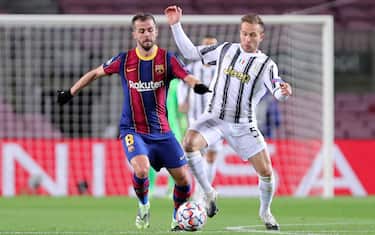 CAMP NOU, BARCELONA, SPAIN - 2020/12/08: Miralem Pjanic of Fc Barcelona (L) and Arthur Henrique Ramos de Oliveira Melo of Juventus Fc (R) battle for the ball during the UEFA Champions League Group G  match between Fc Barcelona and Juventus Fc. Juventus Fc wins 3-0 over Fc Barcelona. (Photo by Marco Canoniero/LightRocket via Getty Images)