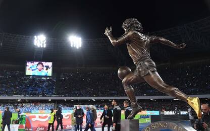 Festa per Maradona a Napoli: esposta la sua statua